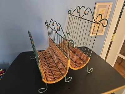 Soporte de cargador independiente de mimbre y hierro forjado desplazado de colección 2 compartimentos Foto 1 de 4