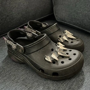 Zoccoli CROCS Classic All-Terrain Marvel Black Panther per bambini J4 Spikes - Foto 1 di 14