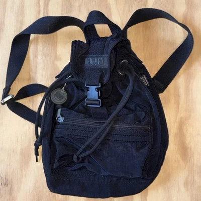 Mochila Hedgren Pequeña Top Tela con Cierre Cordón Negro Foto 1 de 4