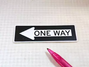 Letrero de plástico grueso en miniatura negro/blanco de un solo camino 3"" x 1"" - CASA DE MUÑECAS 1:12 - Imagen 1 de 1