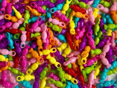 50 piezas Dijes Acrílicos MEZCLADOS EN FORMA DE CARAMELO (juguetes para pájaros artesanías para niños, planeador de azúcar)  Foto 1 de 2