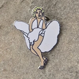 Marilyn Monroe weißes Kleid klassisch ikonisches Bild Souvenir Vintage Revers Hut Pin - Bild 1 von 3