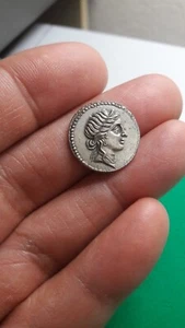 Denario di GIULIO CESARE - Riproduzione Silver-plated - Roman Coins - Foto 1 di 6