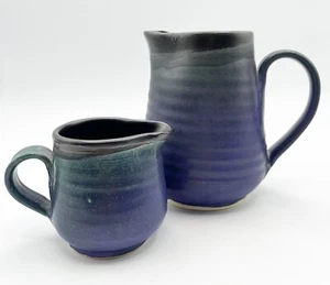 2 blau lila grün Studiokeramik Krüge Milchkännchen Wasserkrug gestempelt - Bild 1 von 14