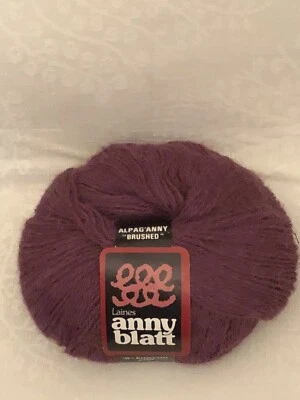 Hoja Laines Anny * Hilo cepillado de alpaca malva oscura * 215 yardas / 50 g (1 3/4 oz) Foto 1 de 3