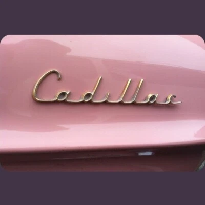 Cadillac Badge on Pink ***Classic Car Tin Sign*** 8" x 12" - Image 1 of 2