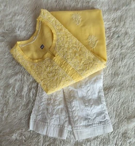 Set pantaloni Kurti dritti in cotone Lucknowi Chikankari gialli fatti a mano abbigliamento etnico - Foto 1 di 4