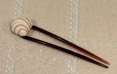 Vintage 1950's Hair Stick Tortoise Shell Plastic Pin w/White Shell w/Gold Wire - Image 1 of 4