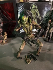 Hot Toys Predalien Battle Damaged Limited Edition Collector's Box AVP 2 Predator - Bild 1 von 6