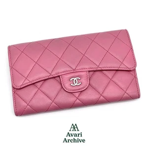 Portefeuille long Chanel rose en peau d'agneau classique à rabat avec logo CC argenté - Photo 1/9