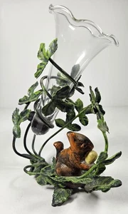 Bemalte Metallvase Eichhörnchen & Nuss verschlungen Metallblätter mit geriffelten Glas - Bild 1 von 8