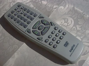 Mando a distancia original original Sanyo RB-7201 DVD probado con baterías - Imagen 1 de 2