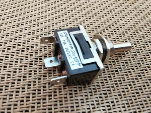UNIVERSAL HEAVY DUTY MOMENTARY (ON)-OFF-(ON) SPDT METAL TOGGLE SWITCH 3V-250V - Picture 1 of 4