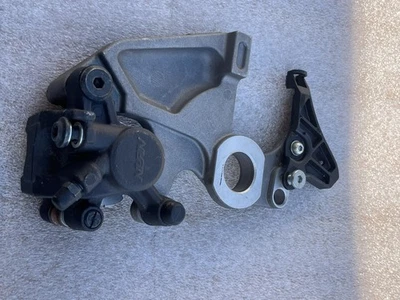 Pinza de freno trasera Yamaha R6 2017-24, soporte y pastillas Foto 1 de 4