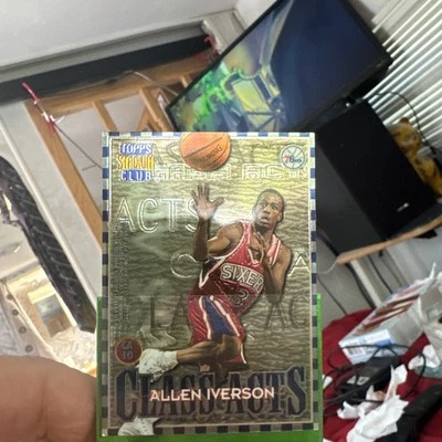 ALLEN IVERSON MUTOMBO 1996-97 ESTADIO CLUB CLASE ACTOS REFRACTOR ATÓMICO NOVATO Foto 1 de 4