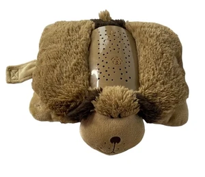 Almohada de luz nocturna de felpa para cachorro Dream Lites con proyector de estrellas beige/marrón - Imagen 1 de 14
