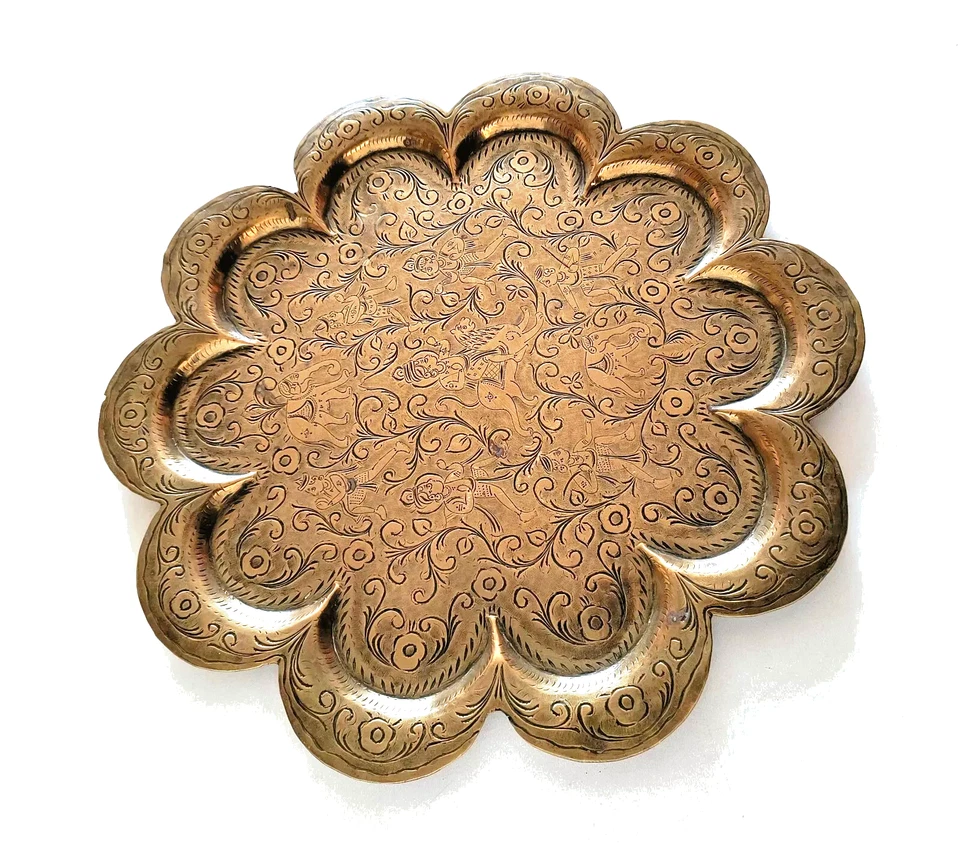 DE COLECCIÓN INDIO LATÓN GRABADO 31 cm BANDEJA LOBULADA VIEIRA PLATO PLATO Figuras Indias Foto 1 de 4