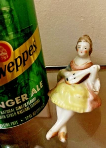 VINTAGE 1940ER HANDBEMALTE DAMEN PORZELLANKUNSTFIGUR - REGALSITTER MANDOLINE - Bild 1 von 4