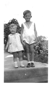 FRATELLO E SORELLA IN CAMMINO,FULLERTON,PA,ANNI '30.FOTO VINTAGE 4,5" x 2,7"*11 - Foto 1 di 2