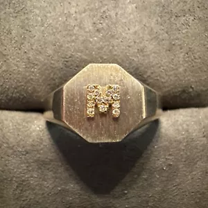 Anello Vintage Oro Giallo 14K Diamanti Pavè Iniziale M Nuovo Argento Sterling Sigillo - Foto 1 di 6