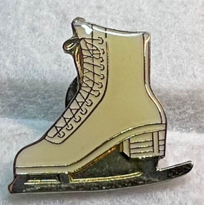 ICE SKATING WHITE BOOT ENAMEL PIN BADGE - Picture 1 of 3