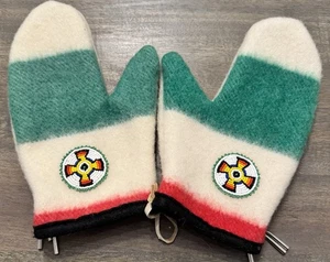 Mitones de lana con cuentas nativos americanos Hudson Bay manta verde rojo crema de colección - Imagen 1 de 12