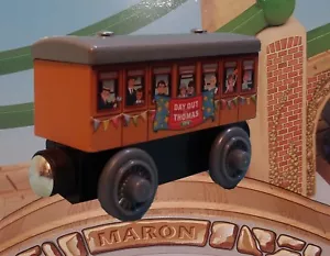 THOMAS & FRIENDS WOODEN RAILWAY ~ 2016 DAY OUT WITH THOMAS ~ DFW83 NEW IN BOX! - Picture 1 of 7