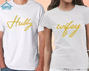 HUBBY FEWIFEY Pareja Camiseta DORADA A juego Boda Día Luna de Miel Camisetas BLANCAS-BLANCAS - Imagen 1 de 3