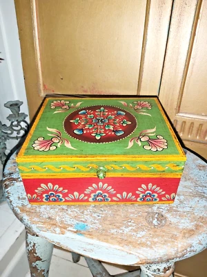 INDIAN HAND PAINTED FLORAL WOODEN BOX/TRINKET/JEWELLERY BOX - Image 1 of 4