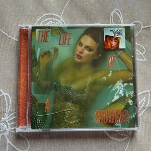 The Life of a Showgirl CD + Hand Signed Photo 1 IN HAND - Imagen 1 de 4