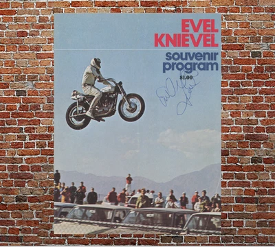 ¡Programa de eventos de salto firmado por Evel Knievel de la década de 1970! Daredevil autografiado original y Foto 1 de 4