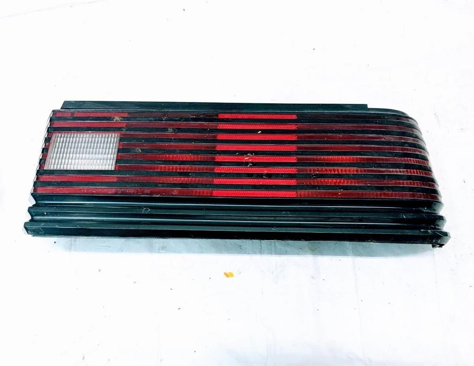 Conjunto de luz trasera de pasajero derecha Mopar 1983-1986 Dodge Daytona con moldura negra OEM Foto 1 de 4