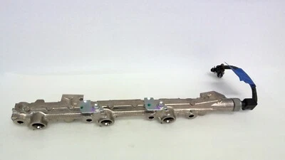 TRILHO DE INJEÇÃO DE COMBUSTÍVEL DIREITO COM SENSOR 89458-30010 FABRICANTE DE EQUIPAMENTO ORIGINAL 2010 - 2013 LEXUS IS350C - Imagem 1 de 4