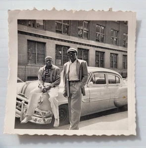 Fotografía de escena de ciudad de amigos afroamericanos con estilo de colección  - Imagen 1 de 3