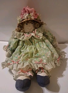 Country Stoffpuppe Regal Sitter Mädchen 16" mit Hut mit rosa Rose - Bild 1 von 6