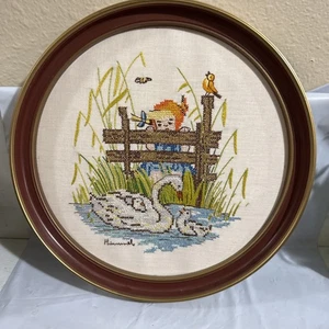 Paragon Needlecraft Mutter Schwanenmädchen Vogel 70’s Hummel Stitchery fertig gerahmt - Bild 1 von 8