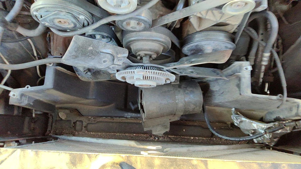 Cubierta del ventilador de refrigeración del radiador Chevy Suburban 1993-1994 OEM carcasa de plástico 5,7 l Foto 1 de 4