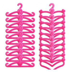 60 PEZZI Appendiabiti in Plastica Rosa per Bambina Bambola Vestito Vestiti Bambola Vestiti - Foto 1 di 7