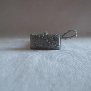 NEU Barbie Fashionista Puppe Silber aufwendiges Design Tasche Handtasche Clutch Handtasche B - Bild 1 von 2