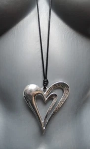 LANGE HALSKETTE KETTE SCHNUR HERZ METALL SILBER ANHÄNGER SCHWARZ - Bild 1 von 2