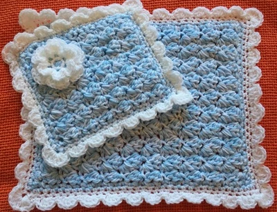 💙Handgehäkelter blau-weißer Puppenwagen/Decke/Buggy Set mit weißer Blume  - Bild 1 von 4