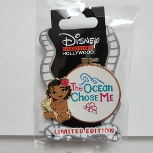 Prendedor punto de cruz DSSH - Baby Moana Disney Studio Store Hollywood - Imagen 1 de 1