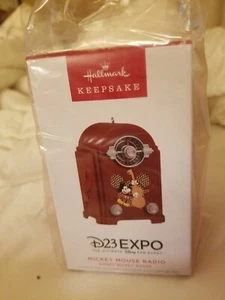 D23 EXPO 2022 SELLO MICKEY MOUSE RADIO ADORNO NAVIDAD EN MANO - Imagen 1 de 2