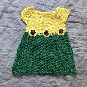 Gehäkeltes grün-gelb New Born Baby Kleid Blumen Akzent | Sonnenblume Handarbeit - Bild 1 von 7
