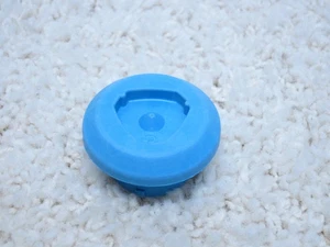 OLDSMOBILE 88 / 98 / TORONADO RARE OEM WIRE HUBCAP BLUE PLASTIC LOCK NUT #2E-11 - Picture 1 of 3