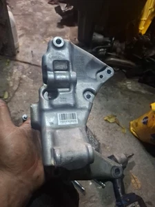 16 Volvo S60 Ac Compressor Bracket 31410829 OEM - Picture 1 of 4