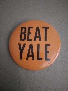 Vintage BEAT YALE Orange Button Union Label 2,5" Sports Ivy League Rivals - Bild 1 von 5