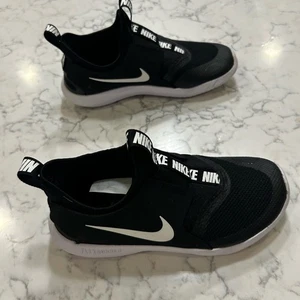 Nike Flex Runner Youth Black & White Pull On Tennis Shoes Sneakers Size 1Y - Picture 1 of 10