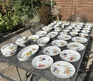 Royal Worcester Evesham Gold 46-Piece Tableware Dinner Sevice Collection, 1961 - Picture 1 of 24