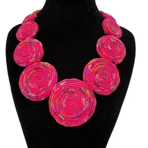 Rosa Stoffspule Statement Halskette Runway Bohemian Festival Unikat - Bild 1 von 9